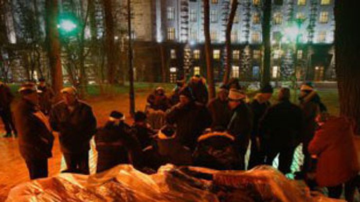 На примкнувших к голодовке напротив Кабмина составили протоколы