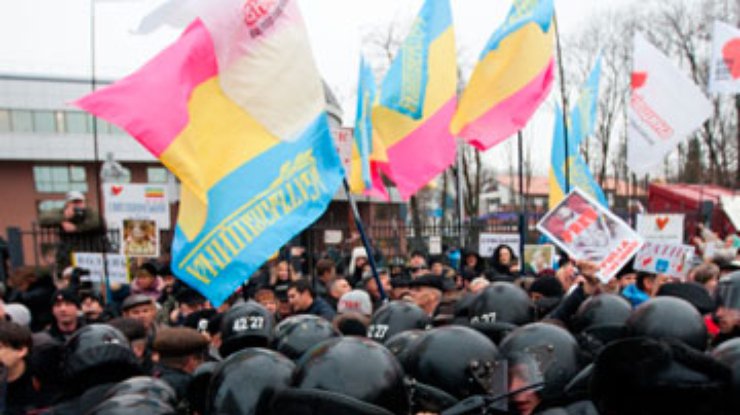 Сторонники Тимошенко во время осады суда травмировали двух милиционеров