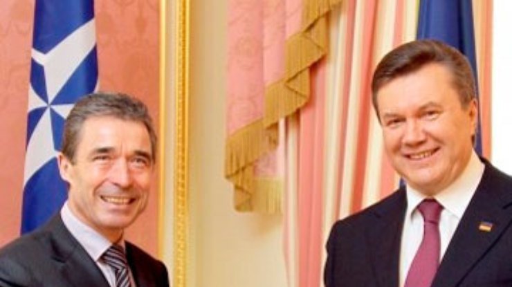 Янукович считает конструктивным партнерство Украины с НАТО