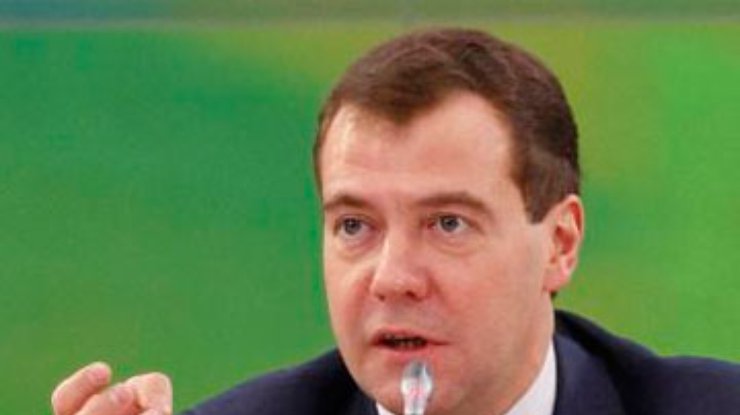 Медведев отругал Обаму и сообщил ему, что Россия - "сильная страна"
