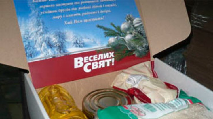 Олесь Довгий раздает киевлянам рис и шпроты