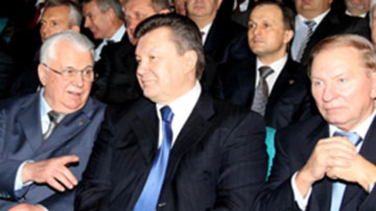 Янукович пообщался с Кучмой и Ющенко в непринужденной атмосфере