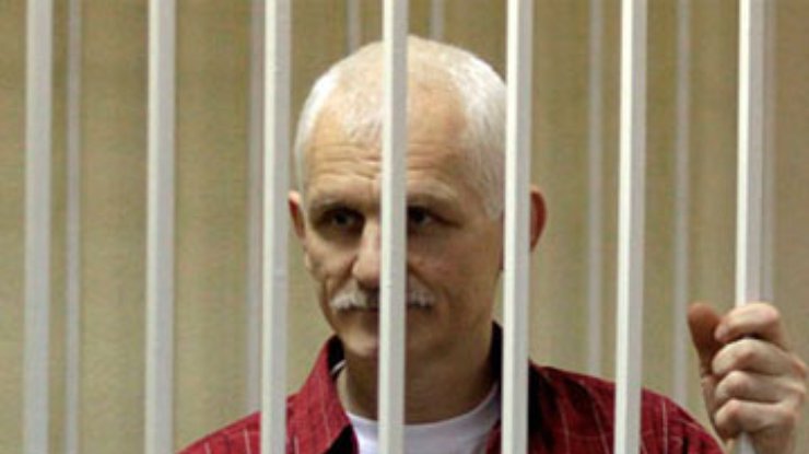 Суд отказался освободить белорусского правозащитника
