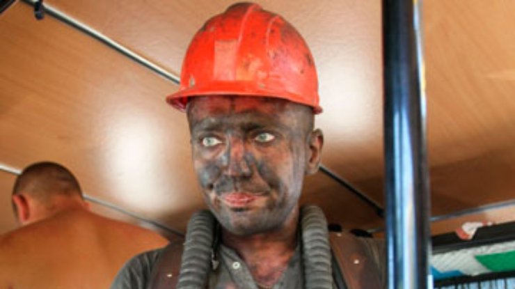 На шахте в Донецкой области произошел обвал породы. 4 горняка оказались в ловушке
