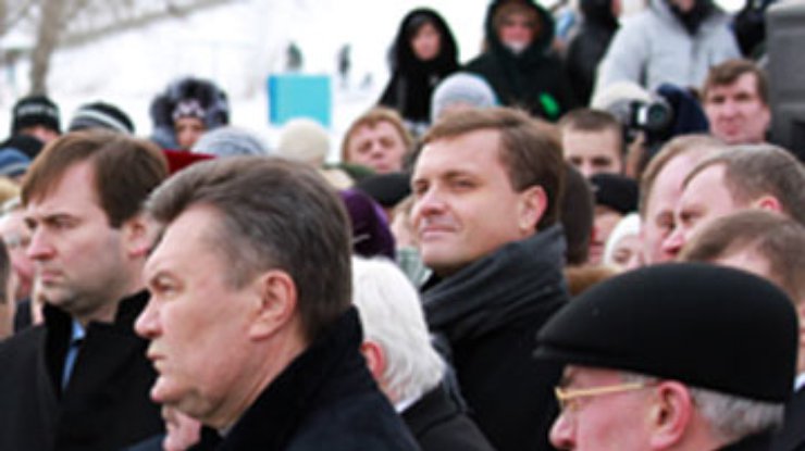 Янукович уверен, что Азаров держит мороз под контролем