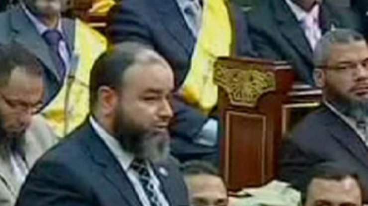 В Египте депутат-исламист чуть не сорвал заседание парламента