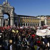 В Лиссабоне 100 тысяч человек протестуют против бюджетной экономии