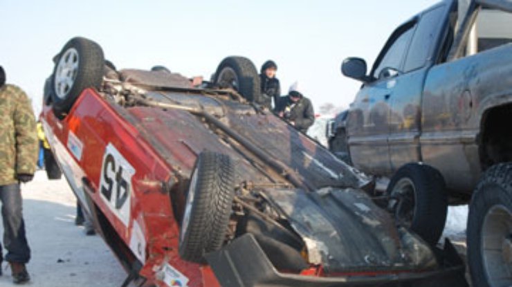 В Харькове автомобиль сбил двух зрительниц на трековых гонках
