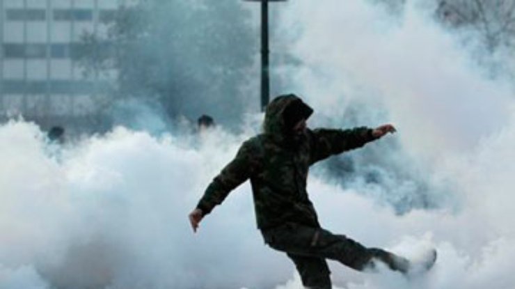 В Афинах демонстранты закидывают полицейских самодельными бомбами