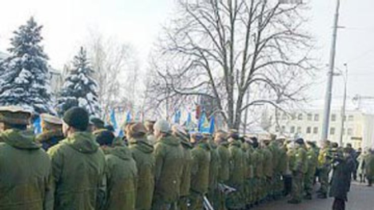 Во время церемонии возложения цветов афганцы развернулись к Януковичу спиной