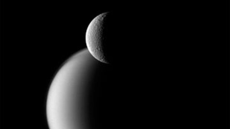 Аппарат NASA сделал фото спутников Сатурна