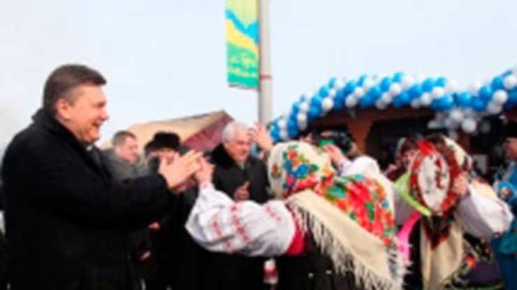 Янукович в Вышгороде поводил хоровод