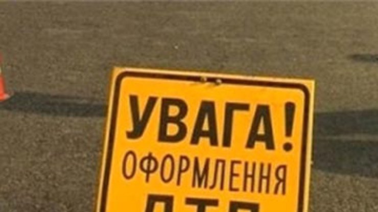 В Киеве пешехода сбили сразу два автомобиля