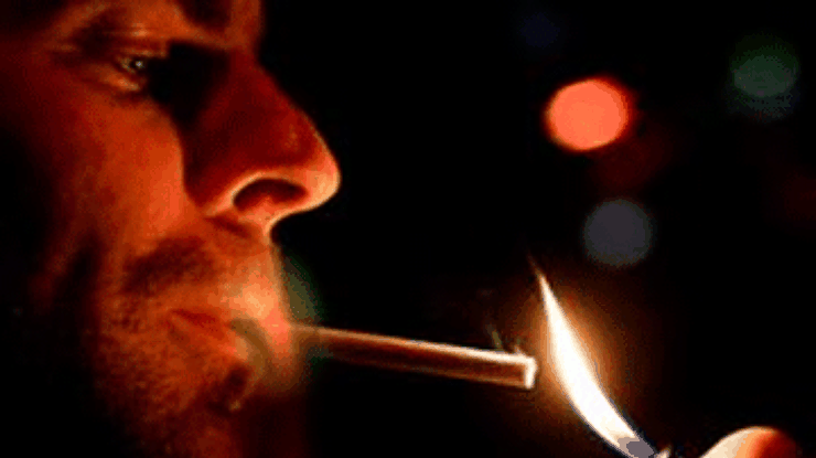 В США сгорел мужчина, выпив бензина и закурив