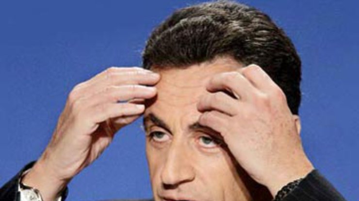 В Саркози бросали яйца и бумажки