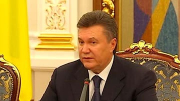 Янукович решил отменить пенсионный сбор при покупке авто