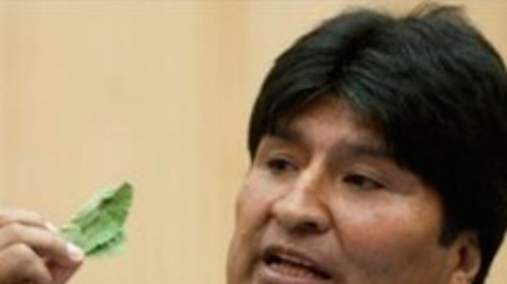 Боливийский судья гадает на листьях коки перед вынесением приговоров