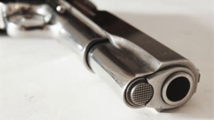 Ранив из пистолета представителя ювелирного завода, грабители украли кейс с драгоценностями
