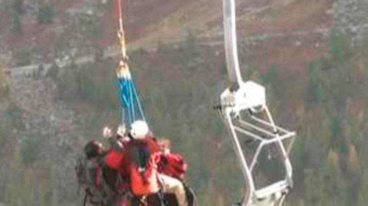 Швейцарские спасатели на вертолетах сняли с фуникулера 75 туристов