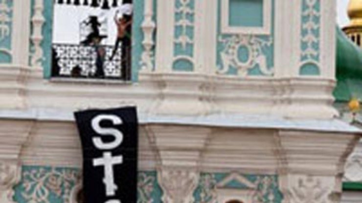 "FEMENистки" залезли на колокольню Софийского собора ради абортов