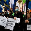Януковича во Львове встретила "Свобода" в медицинских масках
