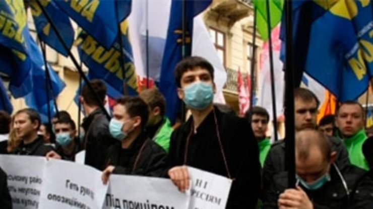 Януковича во Львове встретила "Свобода" в медицинских масках