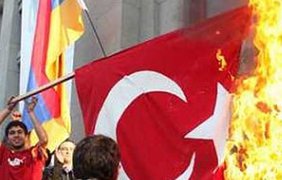 В Ереване сожгли турецкий флаг