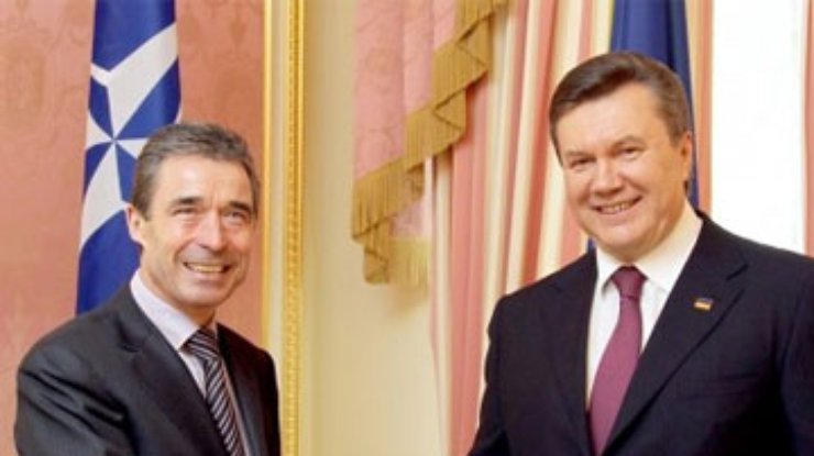 Януковича пригласили на саммит НАТО в Чикаго