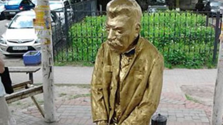 Во Львове разрушили памятник писающему Сталину