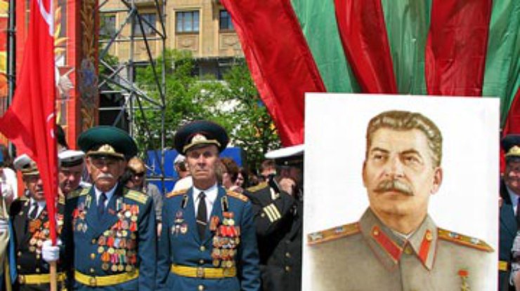 Портрет Сталина пронесли ветераны на параде в Харькове