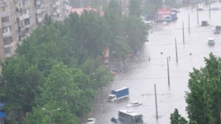 Ливень затопил Одессу. Донецк засыпало градом