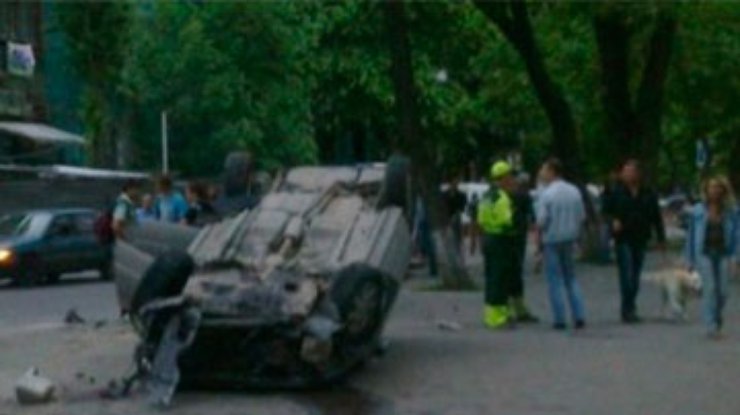 В центре Одессы в результате аварии ВАЗ отбросило на стену дома