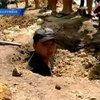 Жители колумбийского городка, протестуя против выселения, закопались в землю