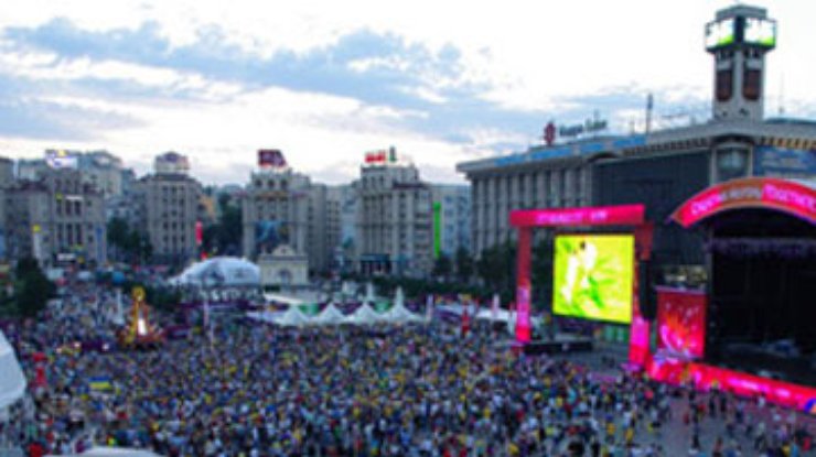 Фан-зона Киева полностью заполнена в ожидании Элтона Джона