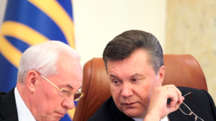 Азаров подарит Януковичу, как всегда, обещания