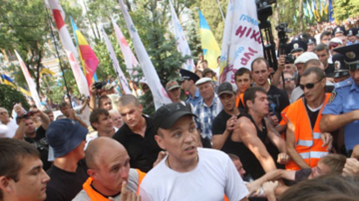 "Бютовцы" написали Пшонке, что под судом над Тимошенко их избили бандиты