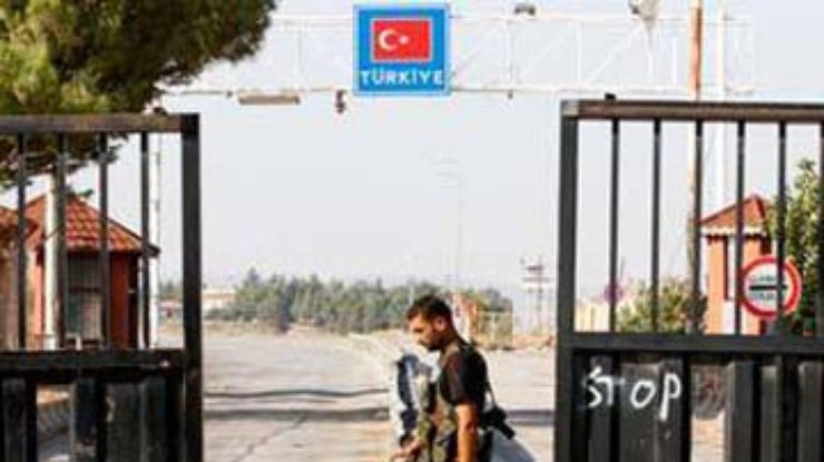 СМИ: Турция закрывает все КПП на границе с Сирией
