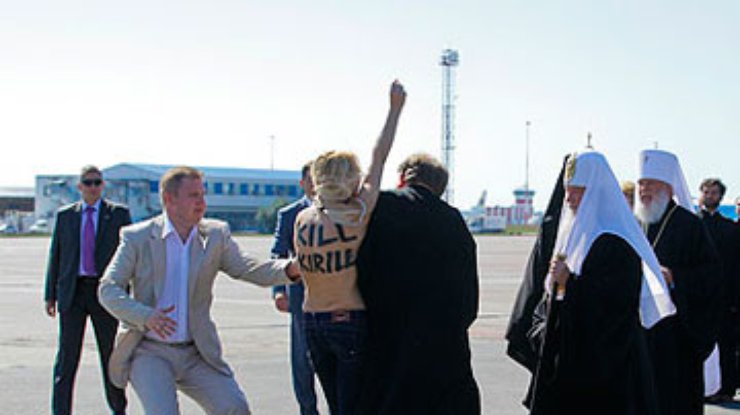 На патриарха Кирилла попыталась напасть полуголая активистка FEMEN