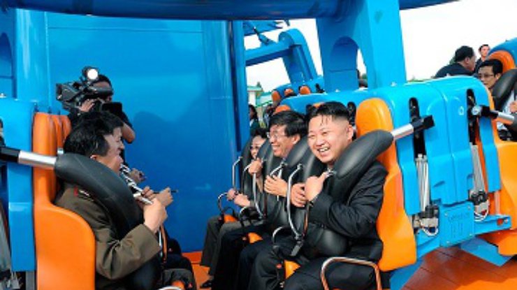 Лидер Северной Кореи покатался с иностранными послами на качелях