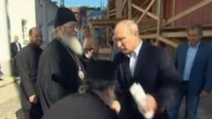 В России священник поцеловал руку Путину