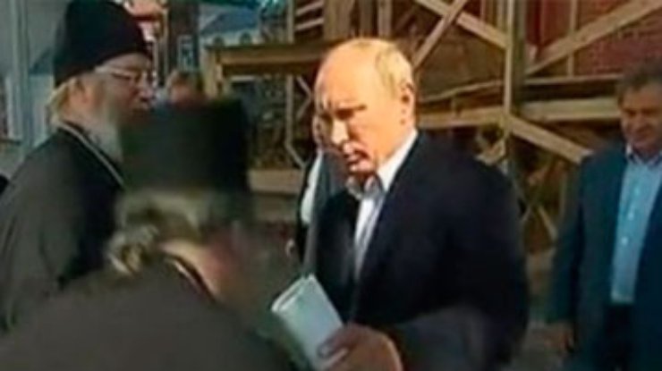 Священник объяснил, зачем целовал руку Путина