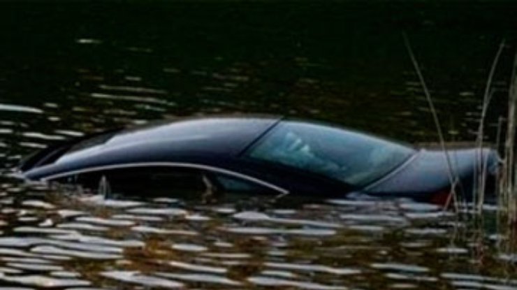 На Ривненщине автомобиль упал в реку: погибли два человека