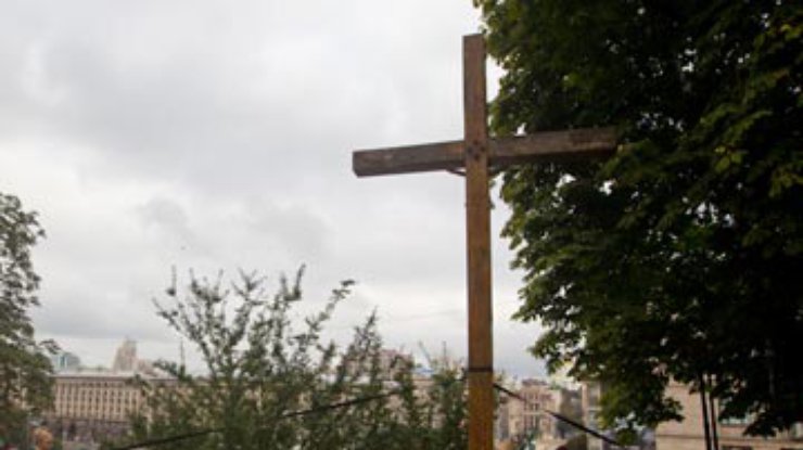 FEMENистки спилили поклонный крест в Киеве в знак солидарности с Pussy Riot