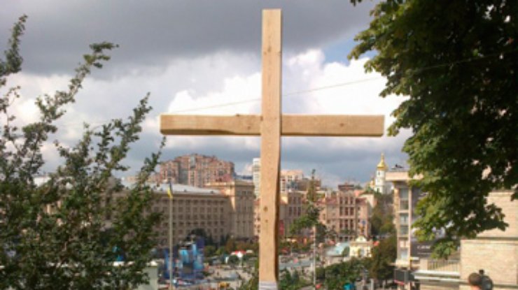 На месте спиленного FEMENистками креста установили временный (фото)