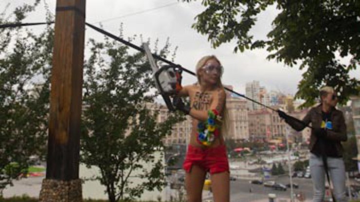 FEMEN отправятся пилить кресты в Россию