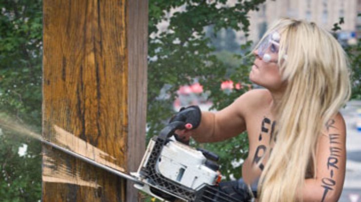 Pussy Riot не поддержали акцию FEMEN с крестом