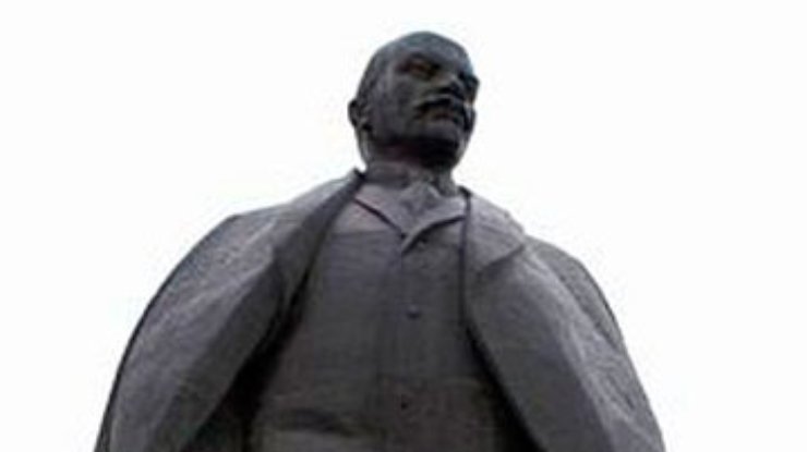 Памятник Ленину в Петербурге облили краской