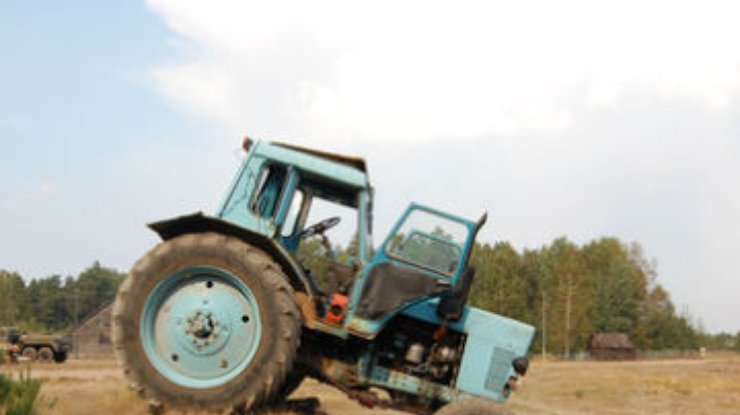 На Черкасчине трактор упал в пруд. Погиб тракторист