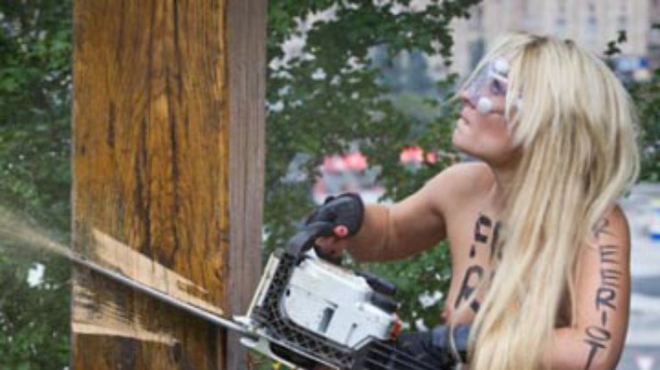 Активистка FEMEN, спилившая крест в Киеве, покинула Украину