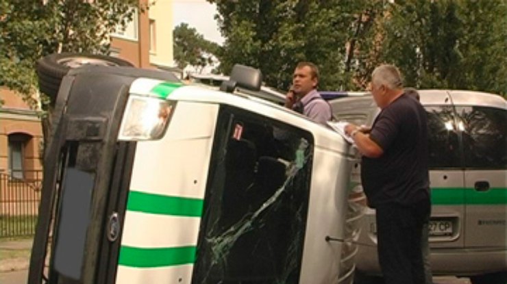 В Киеве внедорожник "нокаутировал" машину инкассаторов